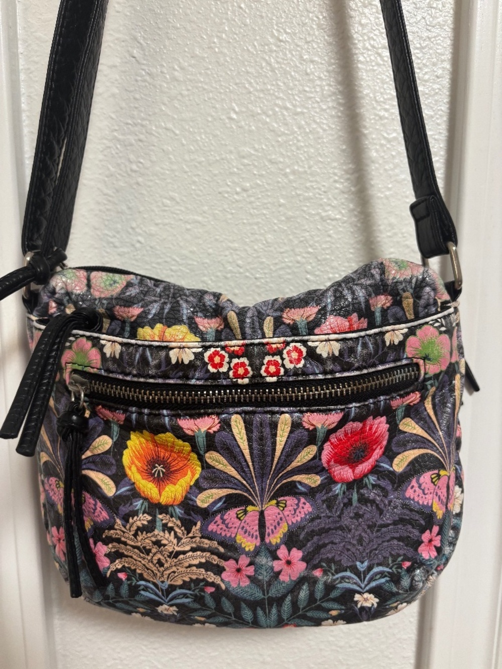 Bueno Black Floral Butterfly Multi Pocket Crossbody Organizer Purse